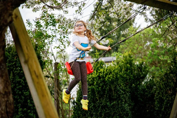 Щаслива Маленька Дівчинка Дошкільного Віку Окулярах Розважається Гойдалках Домашньому Саду — стокове фото