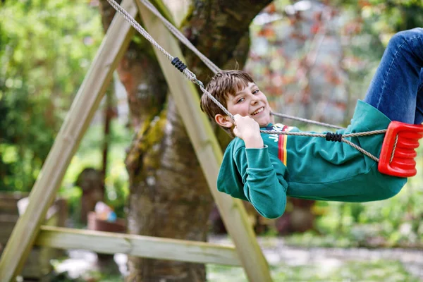 Szczęśliwego Ucznia Bawiącego Się Huśtawce Ogrodzie Zdrowe Dziecko Huśtające Się — Zdjęcie stockowe