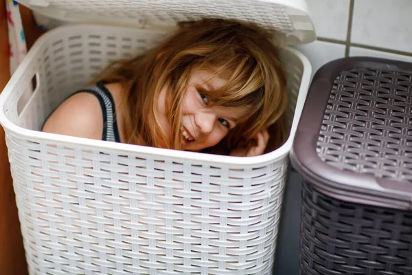 Kleines Mädchen Versteckt Sich Wäschekorb Spielen Versteckspiel Spaß Mit Eltern — Stockfoto