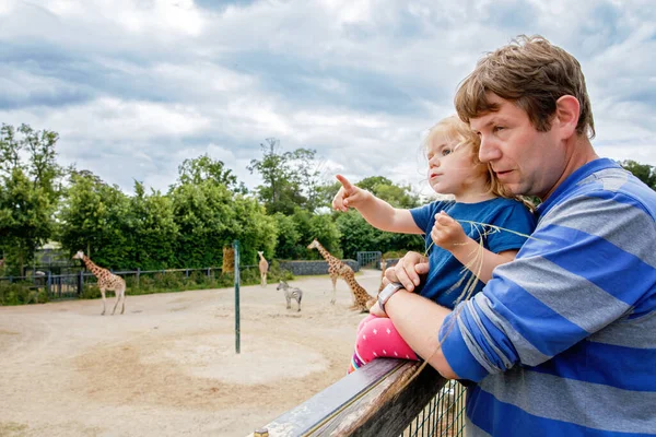 Niedliche Entzückende Kleinkind Mädchen Und Vater Beobachten Und Füttern Giraffe — Stockfoto