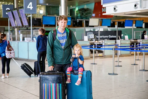 Nettes Kleines Mädchen Und Vater Flughafen Glückliche Familie Die Mit — Stockfoto