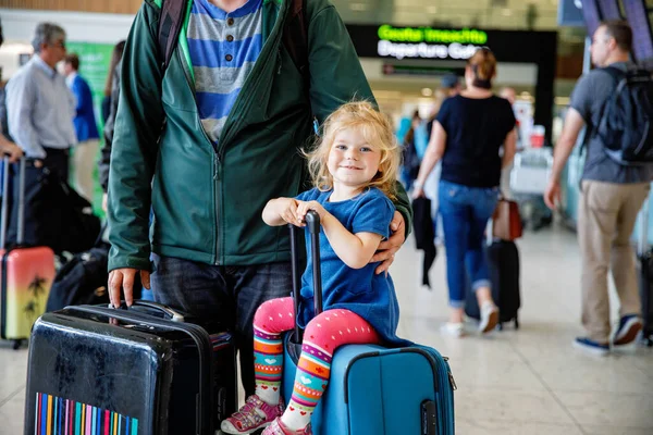 Roztomilá Holčička Otec Letišti Šťastná Rodina Cestuje Letadlem Dělá Dovolenou — Stock fotografie