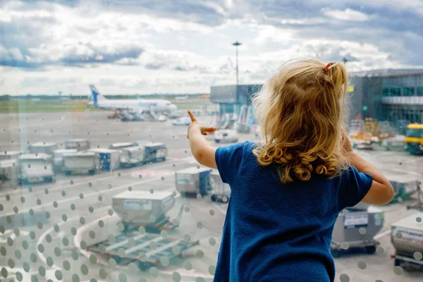 Słodka Dziewczynka Lotniska Podróżująca Szczęśliwe Zdrowe Dziecko Czeka Przy Oknie — Zdjęcie stockowe