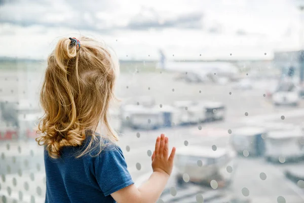 Schattig Klein Peutermeisje Het Vliegveld Reis Gelukkig Gezond Kind Wachtend — Stockfoto