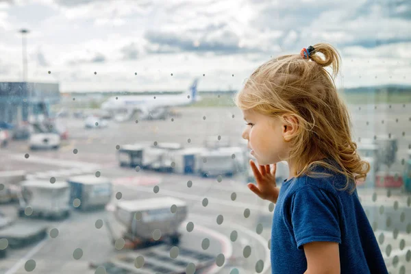 Roztomilá Holčička Letišti Cestuje Šťastné Zdravé Dítě Čekající Okna Sledující — Stock fotografie
