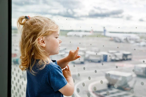 Carina Bambina All Aeroporto Che Viaggia Felice Bambino Sano Attesa — Foto Stock