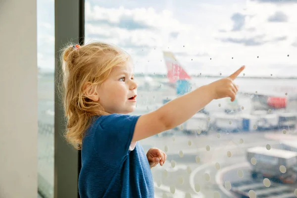 Милая Маленькая Девочка Аэропорту Путешествует Счастливый Здоровый Ребенок Ждет Окна — стоковое фото