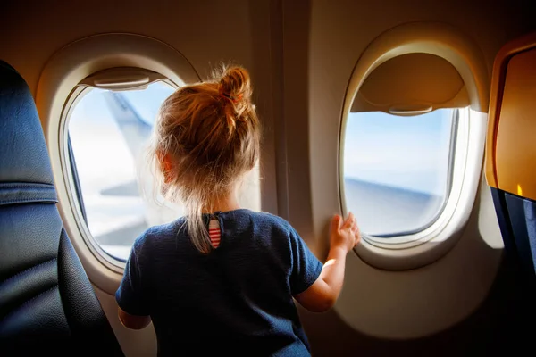 Чарівна Маленька Дівчинка Подорожує Літаком Дитина Сидить Біля Вікна Літака — стокове фото