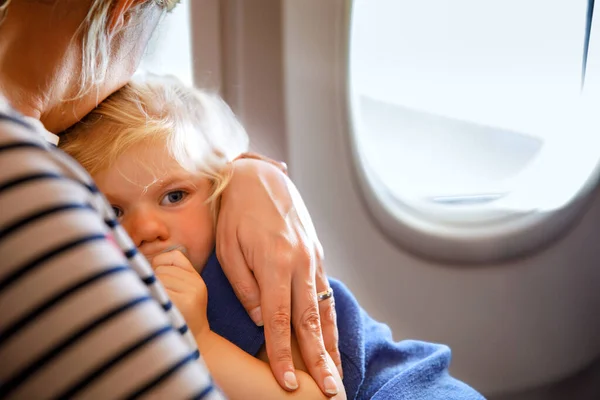Vrouw Reist Met Een Klein Kind Vliegtuig Triest Moe Peuter — Stockfoto