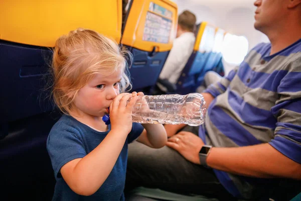 Чарівна Маленька Дівчинка Подорожує Літаком Маленький Малюк Воду Батько Сидить — стокове фото