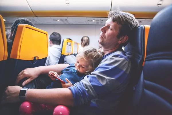 Молодий Батько Тримає Свою Дочку Малюка Під Час Польоту Літаку — стокове фото