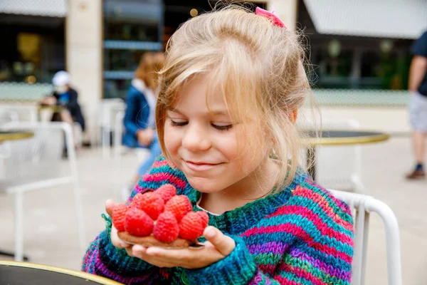 Menina Adorável Delicioso Bolo Framboesa Criança Pré Escolar Comendo Sobremesa — Fotografia de Stock