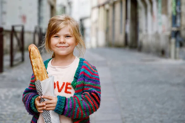 Очаровательная Маленькая Дошкольница Свежим Французским Багетом Улице Города Счастливый Маленький — стоковое фото
