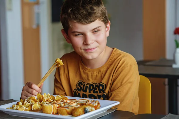 Счастливый Мальчик Ест Суши Роллы Кафе Ресторане Палочками Еды Здоровое — стоковое фото