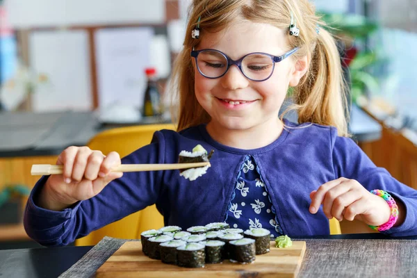 Happy Preschool Girl Eating Sushi Rolls Cafe Restaurant Using Chopsticks — Stock Photo, Image