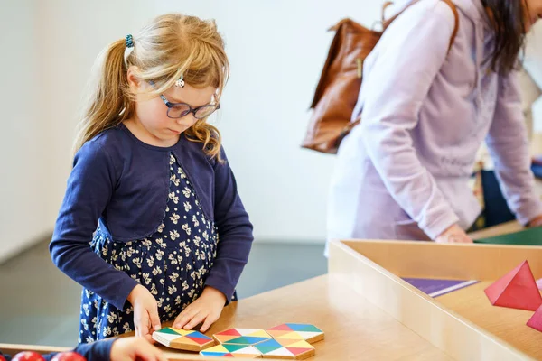 Çocuk Müzesinde Renkli Mantıklı Bulmacalarla Oynayan Küçük Bir Anaokulu Kızı — Stok fotoğraf