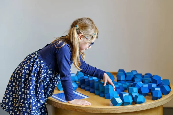 Kleines Vorschulmädchen Beim Spielen Mit Großen Blauen Würfeln Kindermuseum Glückliches — Stockfoto