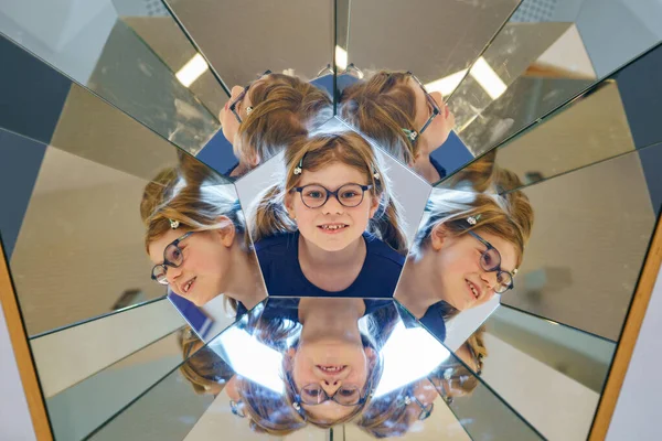 Criança Brincando Com Espelhos Menina Pré Escolar Feliz Com Óculos — Fotografia de Stock