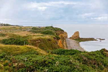 Pointe du Hoc, ünlü 2. Dünya Savaşı bölgesi, bir yaz günü, Fransa 'nın Normandiya kentinde..