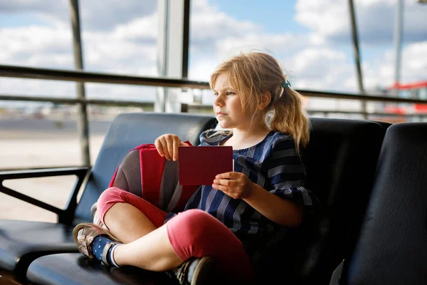 Klein Meisje Het Vliegveld Wachtend Instappen Bij Het Grote Raam — Stockfoto