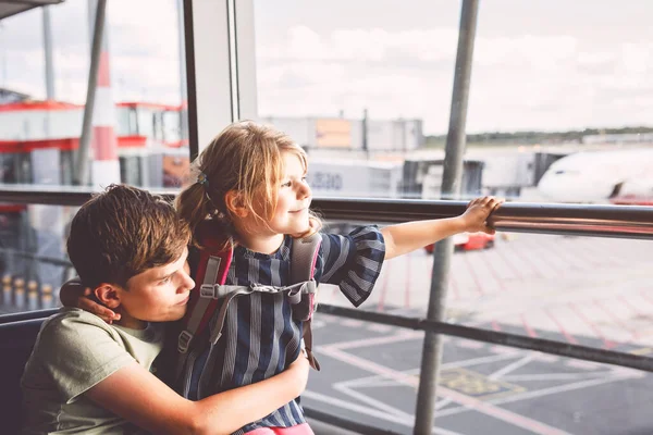 Küçük Kız Okul Çocuğu Büyük Pencerede Yatılı Bekliyorlar Çocuk Uçağın — Stok fotoğraf