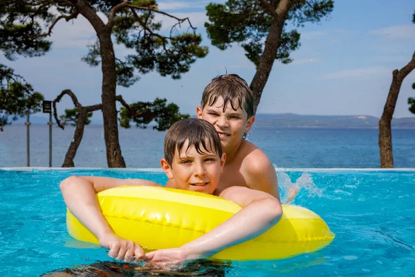 Çocuk Açık Havuzda Şişme Lastik Halkalarla Eğleniyor Yaz Tatili Yaz — Stok fotoğraf