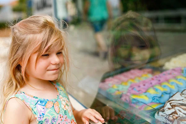 Szczęśliwy Dziewczyna Przedszkola Wybierając Kupując Lody Kawiarni Stoisko Świeżym Powietrzu — Zdjęcie stockowe