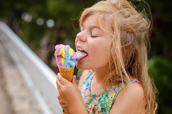 晴れた夏の日にワッフルコーンでカラフルなアイスクリームを食べる幸せな就学前の女の子 小さな幼児はアイスクリームデザートを食べます 暑い夏の日に甘い食べ物 明るい光 カラフルなアイスクリーム — ストック写真