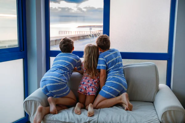 Tre Bambini Che Guardano Alba Sulla Terrazza Sul Balcone Due — Foto Stock