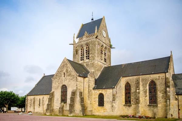 Historyczne Kościół Sainte Mere Eglise Normandii Francja — Zdjęcie stockowe