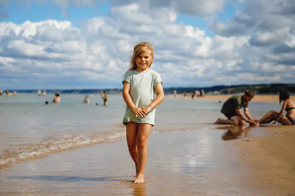 Glückliches Vorschulmädchen Mit Spaß Sandstrand Omaha Der Atlantikküste Der Normandie — Stockfoto