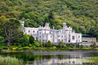Connemara, County Galway, İrlanda, Avrupa su yansımaları ile Kylemore Abbey. Benedictine manastırı 1920 yılında Kylemore Kalesi'nin arazisinde kurulmuştur. Mainistir na Coille Moire.