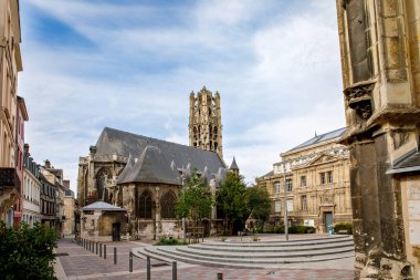 Rouen 'in şehir manzarası. Kuzey Fransa 'da Seine Nehri üzerinde Rouen - Yukarı Normandiya bölgesinin başkenti ve tarihi başkent Normandiya