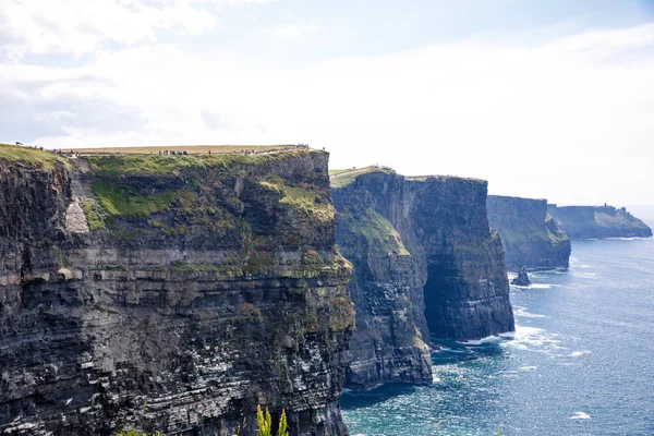 壮观的莫赫悬崖是位于爱尔兰克莱尔郡伯伦地区西南边缘的海崖 野生大西洋方式 — 图库照片