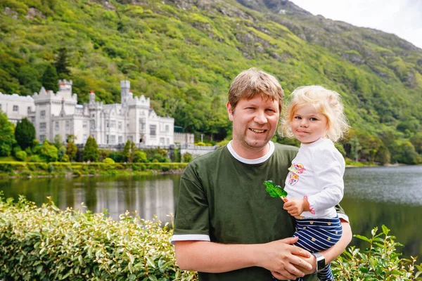 Father Little Daughter Kylemore Abbey Background Man Toddler Girl Family — Stock Photo, Image