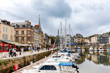 HONFLEUR, FRANCE - 23 Ağustos 2022: Honfleur 'un pitoresk limanı, yatlar ve eski evler suya yansıdı.