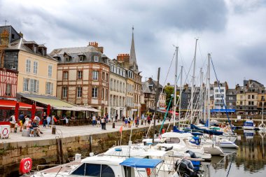 HONFLEUR, FRANCE - 23 Ağustos 2022: Honfleur 'un pitoresk limanı, yatlar ve eski evler suya yansıdı.