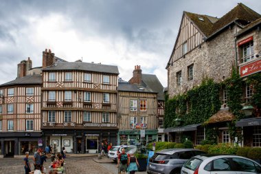 HONFLEUR, FRANCE - 23 Ağustos 2022: Eski Honfleur caddelerinin ve evlerinin manzarası