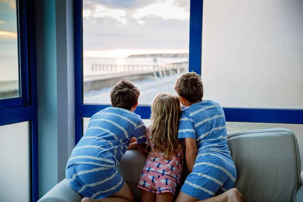 Троє Дітей Спостерігають Сходом Сонця Терасі Або Балконі Двоє Дітей — стокове фото