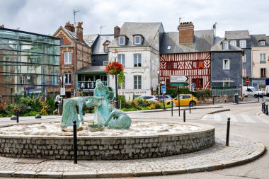 HONFLEUR, FRANCE - 23 Ağustos 2022: Eski Honfleur caddelerinin ve evlerinin manzarası