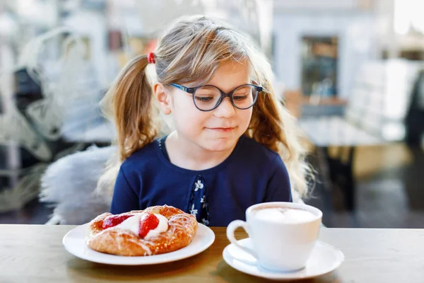 Menina Sorridente Adorável Com Óculos Tomar Café Manhã Café Criança — Fotografia de Stock