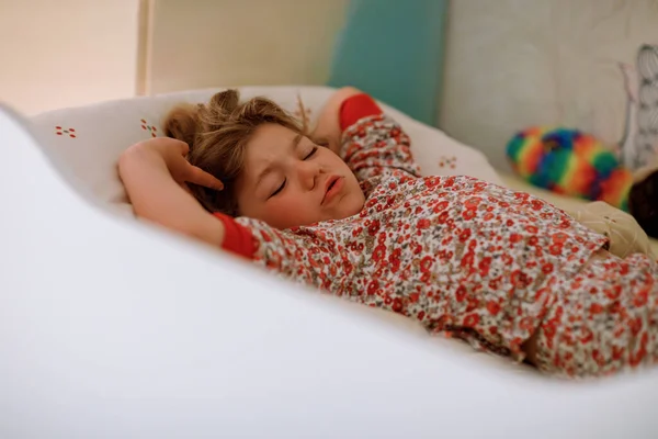 かわいい就学前の女の子がベッドで寝ています 愛らしい就学前の子供は毎日子供の健康的な睡眠を夢見ています 幼児の深い眠り 休みの子供たち — ストック写真