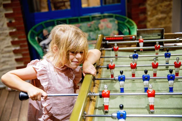 Kleine Vorschulmädchen Spielen Tischkicker Glückliche Aufgeregte Kind Spaß Mit Der — Stockfoto