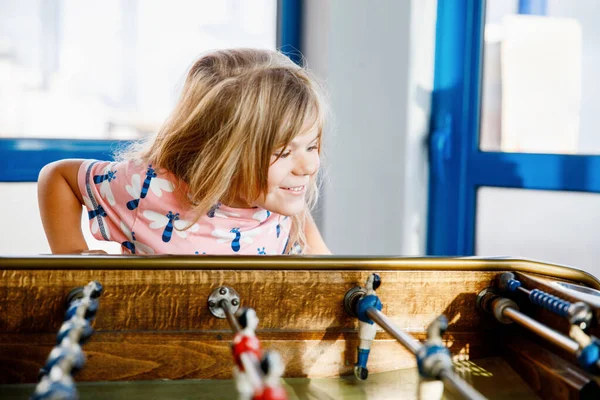 Kleine Vorschulmädchen Spielen Tischkicker Glücklich Aufgeregtes Positives Kind Das Spaß — Stockfoto