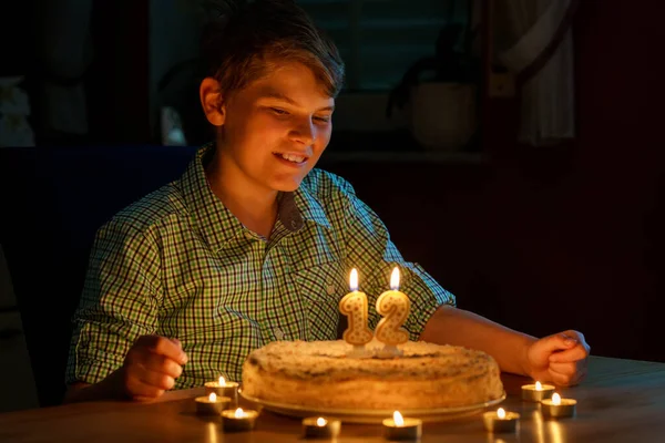 Menino Loiro Feliz Comemorando Seu Aniversário Preteen Criança Soprando Velas — Fotografia de Stock