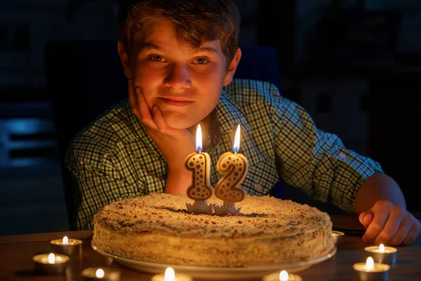快乐的金发小男孩庆祝他的生日 小孩子在家里做的烤蛋糕上吹蜡烛 学生生日聚会 家庭庆祝活动 — 图库照片