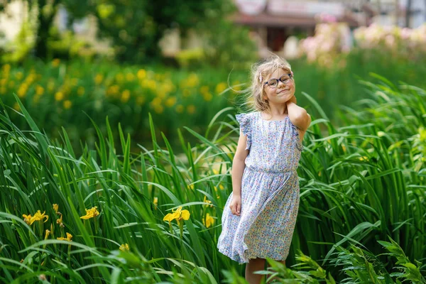 公園の屋外で眼鏡を持つかわいい就学前の女の子の肖像画 晴れた夏の日に幸せな面白い子供 — ストック写真