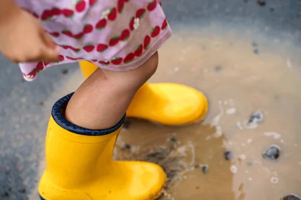 Close Little Preschool Girl Wearing Yellow Rain Boots Walking Puddles — Stock Photo, Image
