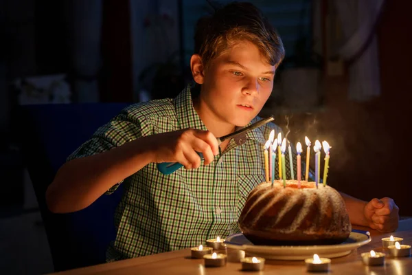 Glad Blond Liten Pojke Som Firar Sin Födelsedag Barn Blåser — Stockfoto
