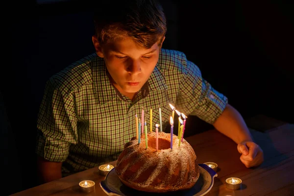 Glad Blond Liten Pojke Som Firar Sin Födelsedag Barn Blåser — Stockfoto